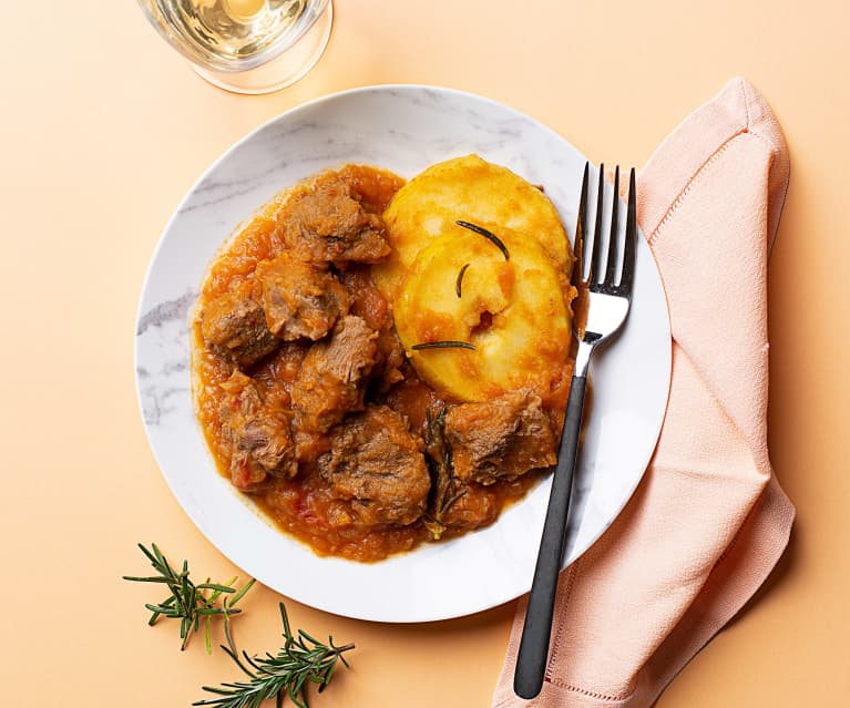 Goulash de ternera con patatas y manzana