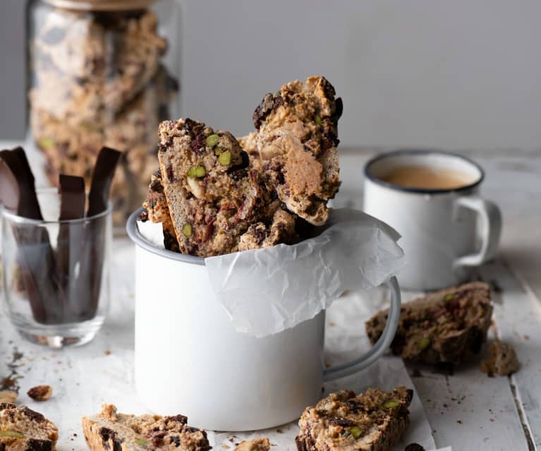 Biscotti con frutos secos y cucharita de chocolate