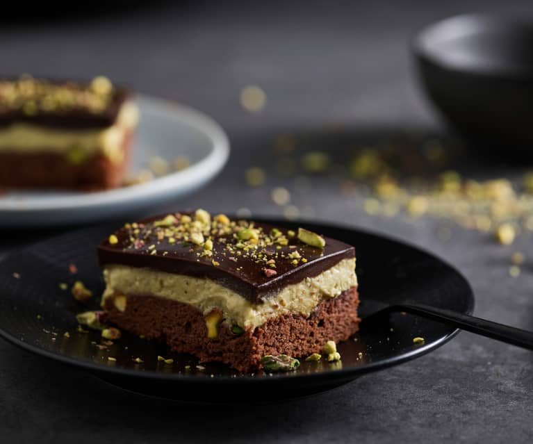 Torta brownie con crema ai pistacchi e glassa al cioccolato