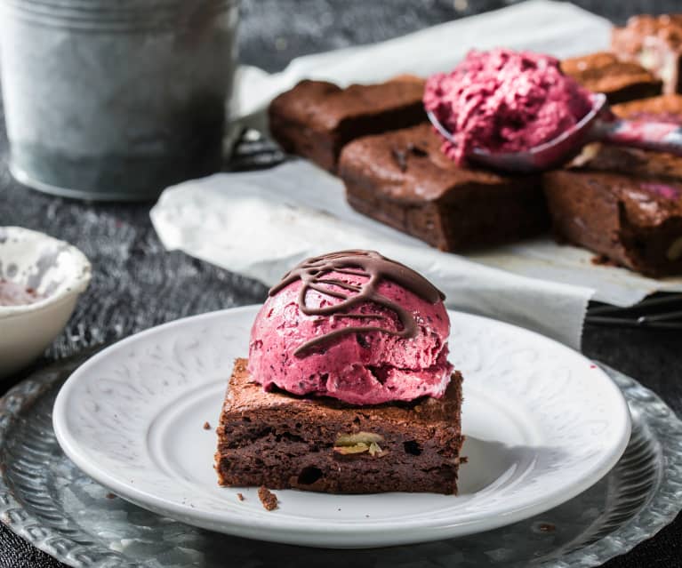 Brownie con helado de queso cremoso y frutos rojos