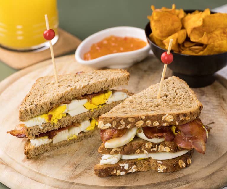Club Sandwich uovo, bacon con chips di zucca e salsa agrodolce
