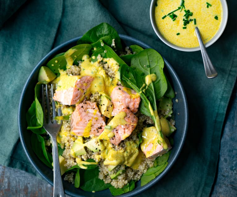 Salade de saumon, quinoa, épinards et avocats