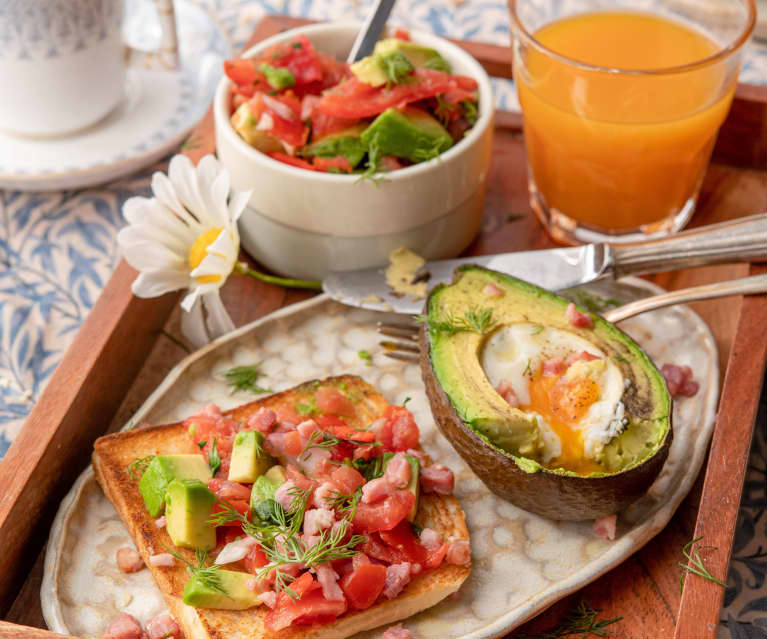 In Avocado gebackene Wachteleier mit Tomaten-Avocado-Stampf