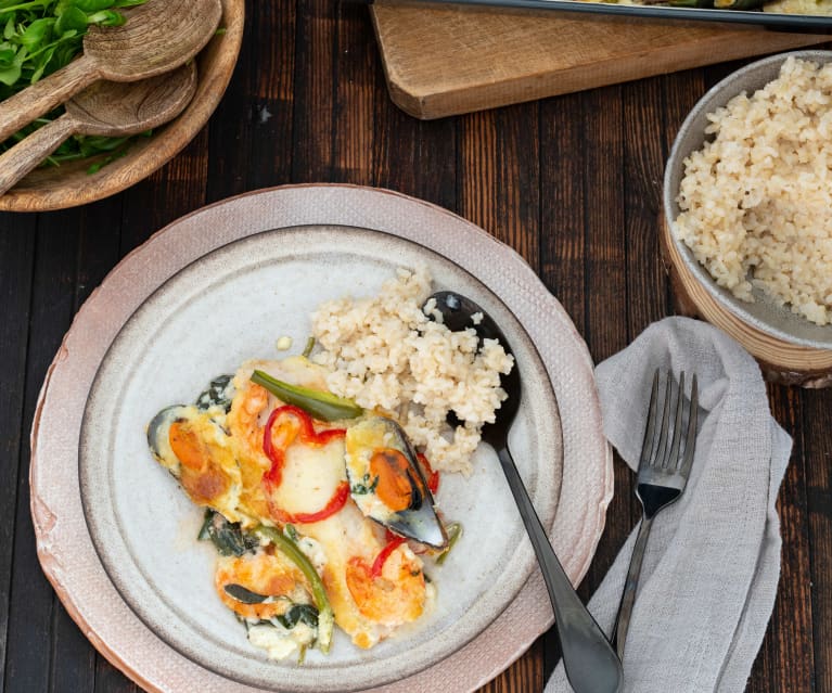 Pescado, mariscos y verduras asadas con arroz integral