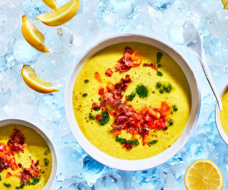 Gelbe Gazpacho mit Bacon-Chips