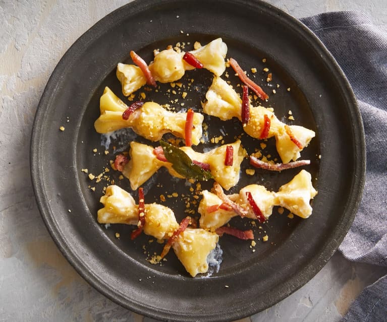 Caramelle ricotta e pere in salsa di speck