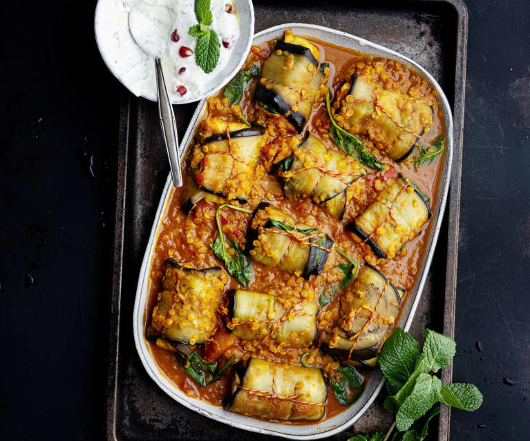 Rouleaux de paneer aux aubergines avec lentilles rouges et yaourt à la menthe