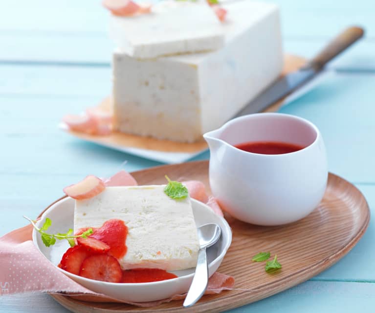 Parfait glacé rhubarbe et coulis de fraises