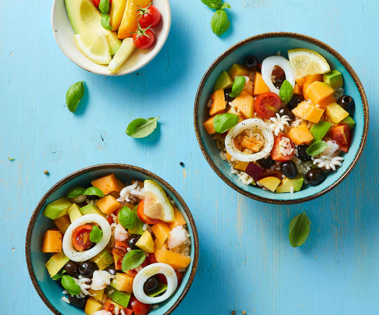 Insalata di riso frutta, verdure e pesce