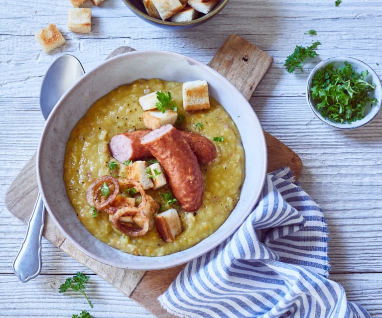 Erbsensuppe mit Würstchen