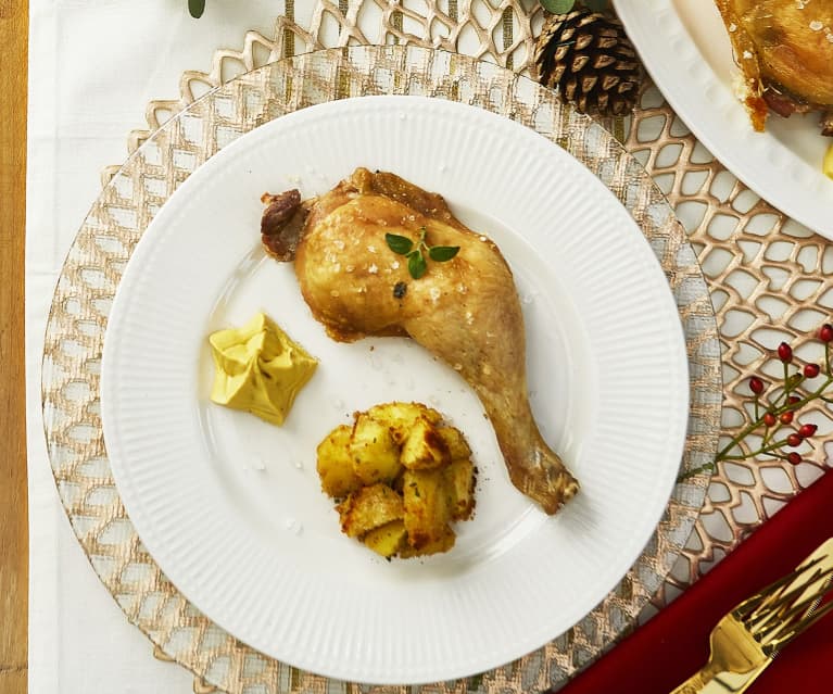 Cosce di pollo al sale, patate sabbiate e salsa alla senape