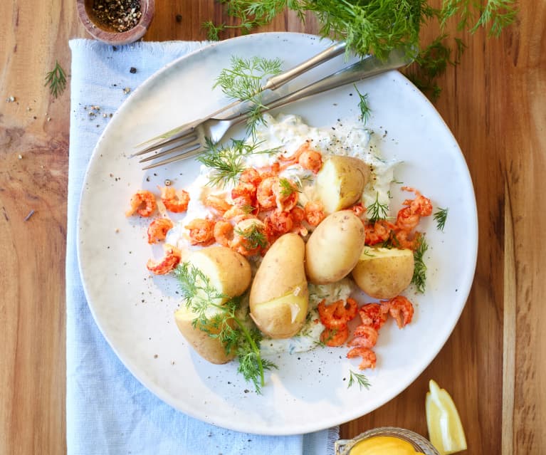 Frühkartoffeln mit Flusskrebsen und Dill-Gurken-Creme