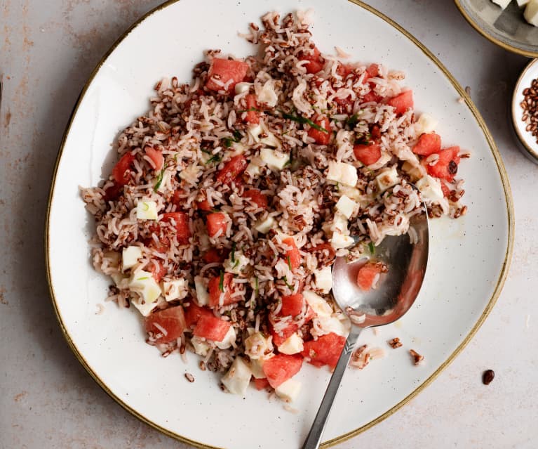 Salada de arroz com melancia e mozarela