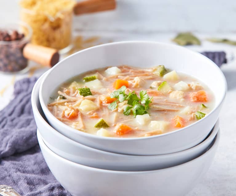 Caldo de pollo con fideos