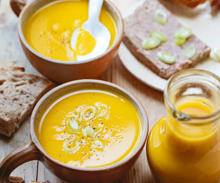 Soupe de butternut aux épices et terrine de campagne sur tartines