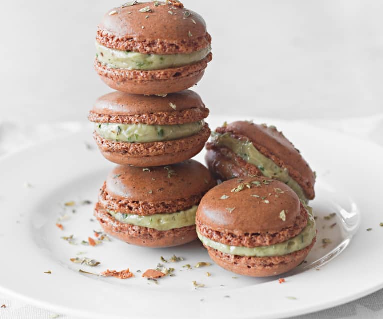 Macarons de tomate con mantequilla de anchoas