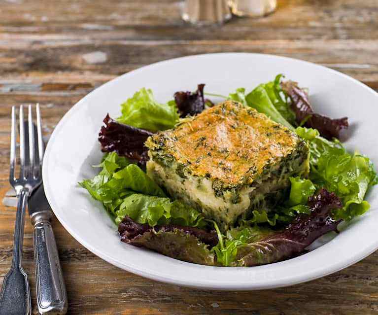 Empadão de bacalhau com puré de aipo e grelos