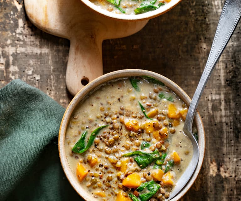 Soupe de lentilles vertes au lait de coco, carottes et épinards