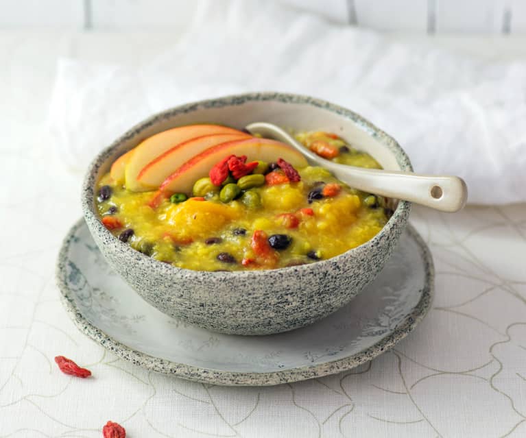 Apfel-Safran-Congee mit Gojibeeren