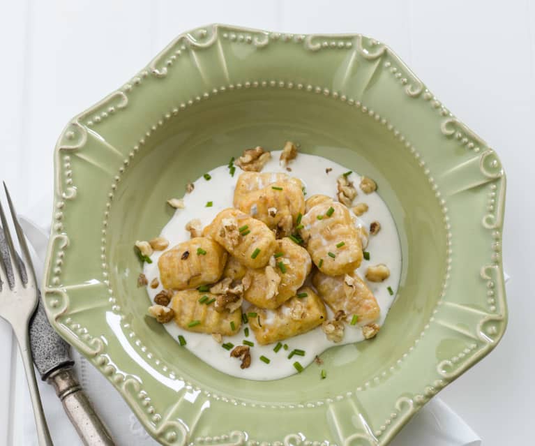 Gnocchi de cenoura com molho de gorgonzola e nozes