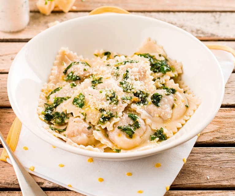 Raviolis de nozes com molho de limão e coentros