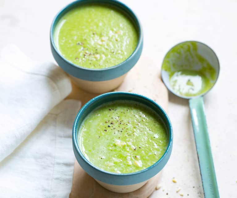 Soupe de petits pois, épinards et amandes