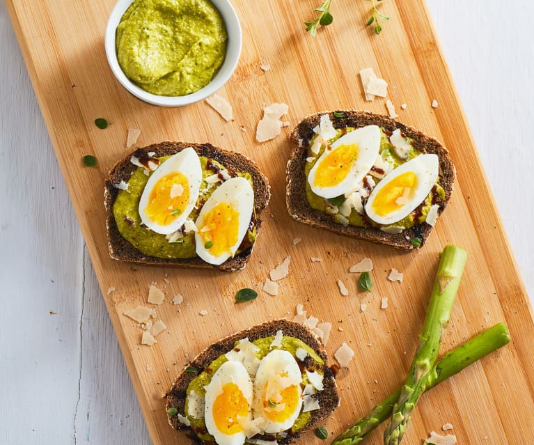 Bruschette integrali con asparagi, uova e Parmigiano Reggiano