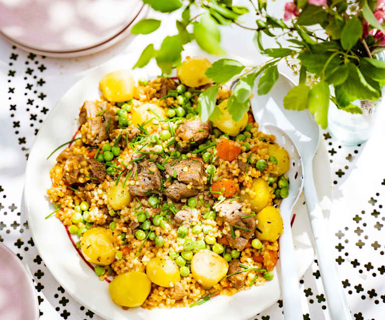 Mijoté d'agneau, pommes de terre, petits pois, carottes et fregola sarda