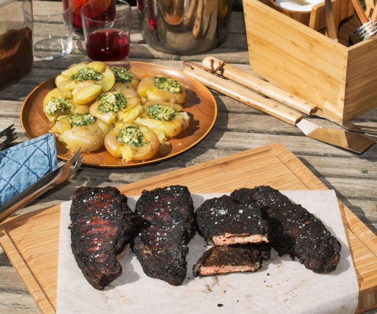 Entrecot con costra de café y patatas chafadas