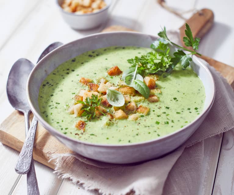 Kräuterschaumsuppe mit Knoblauchcroutons