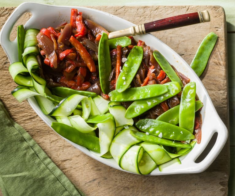 Pimiento rojo y cebolla caramelizados con papardelle de calabacín y tirabeques