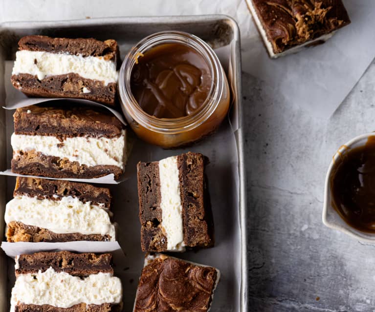 Brownie sandwiches al burro di arachidi con gelato