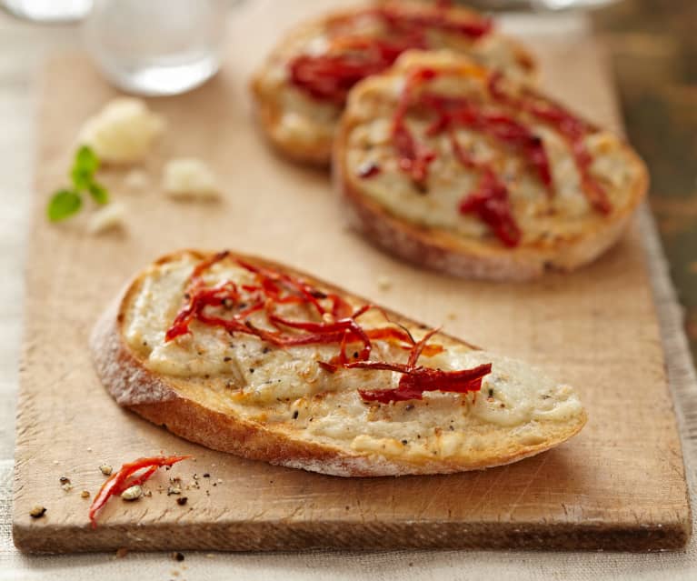 Crostini con quesos y tomates secos