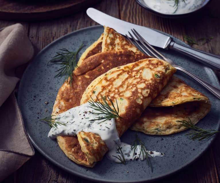 Zucchini-Käse-Pfannkuchen mit Dill-Knoblauch-Sauce - Cookidoo® – das ...