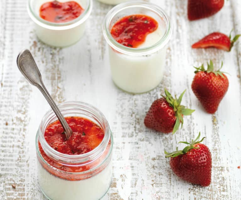 Pannacotta leggera alle fragole e basilico