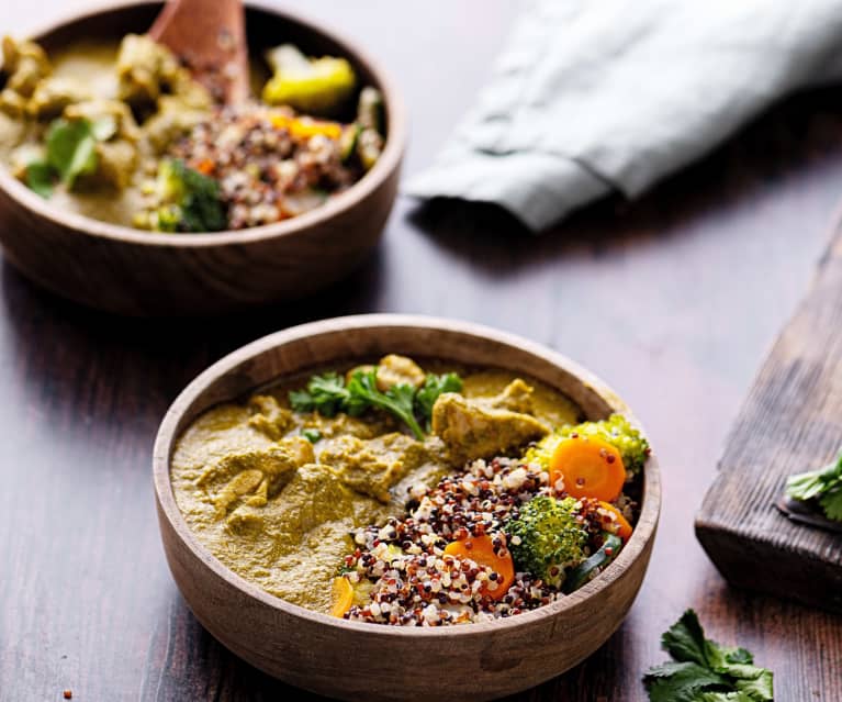 Frango em molho verde com quinoa e legumes a vapor