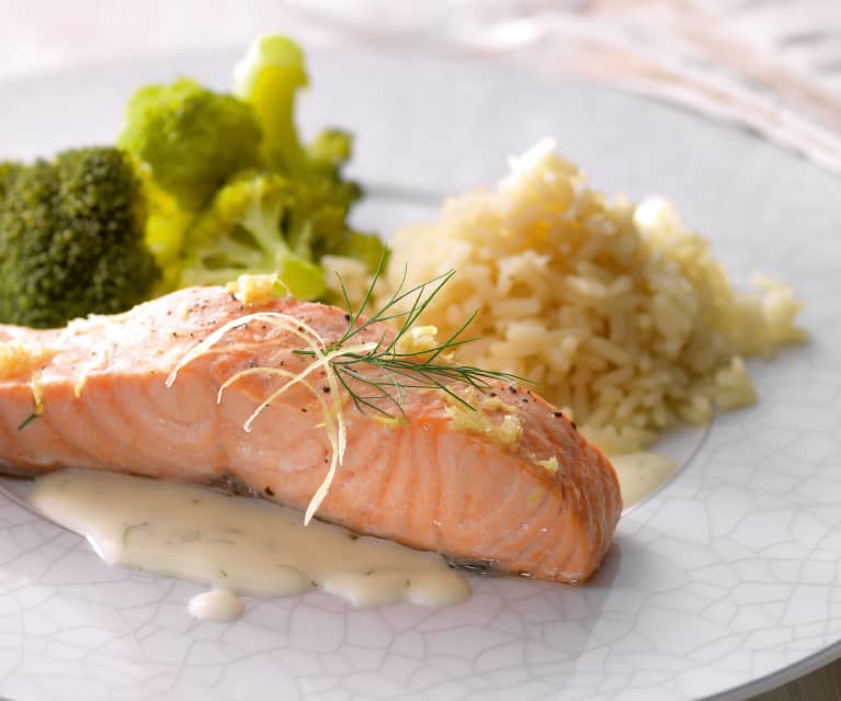 Salmone al vapore con broccoli, riso e salsa all'aneto