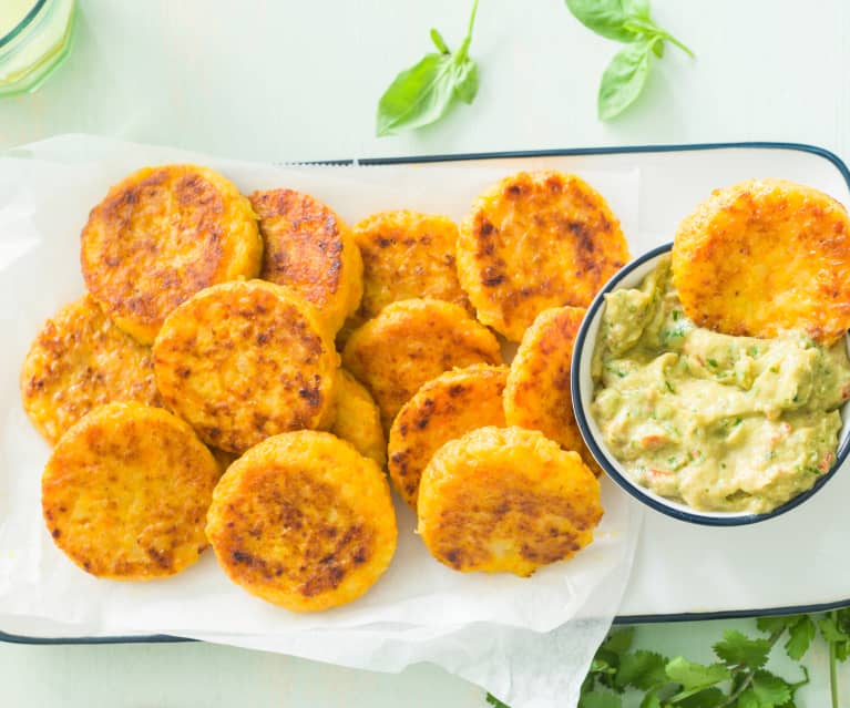 Tortitas de patata, zanahoria y queso con dip de aguacate