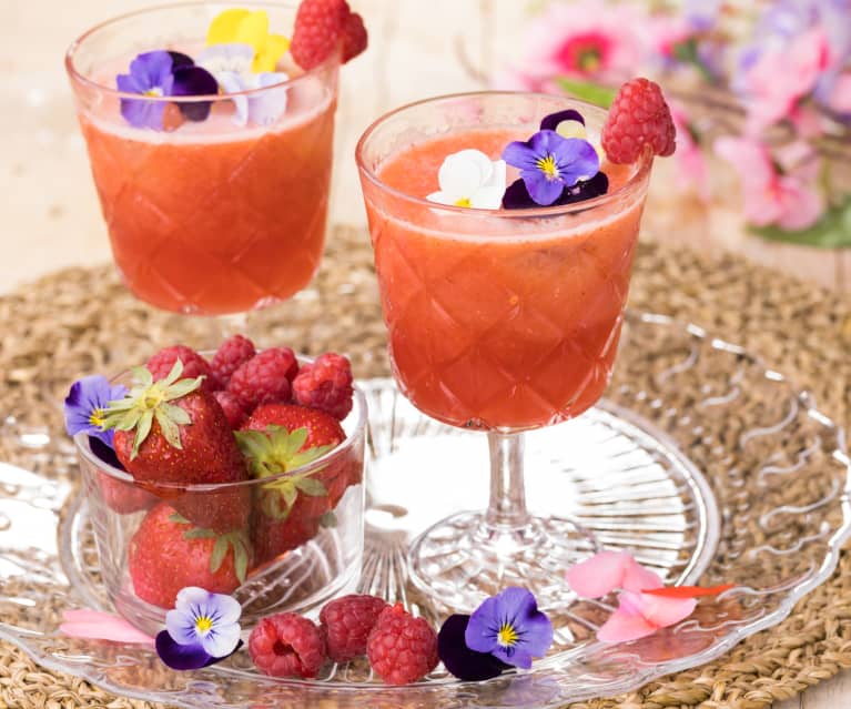 Cocktail analcolico di frutta e fiori