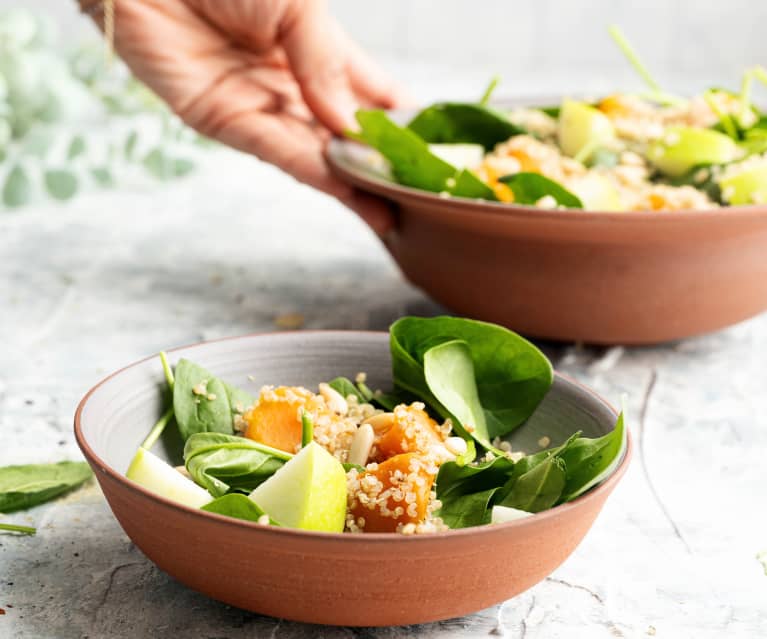 Salat med søde kartofler, æbler, spinat og quinoa