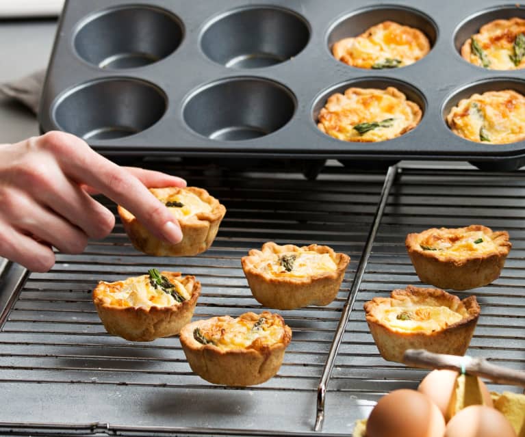 Miniquiches de espárragos y queso brie