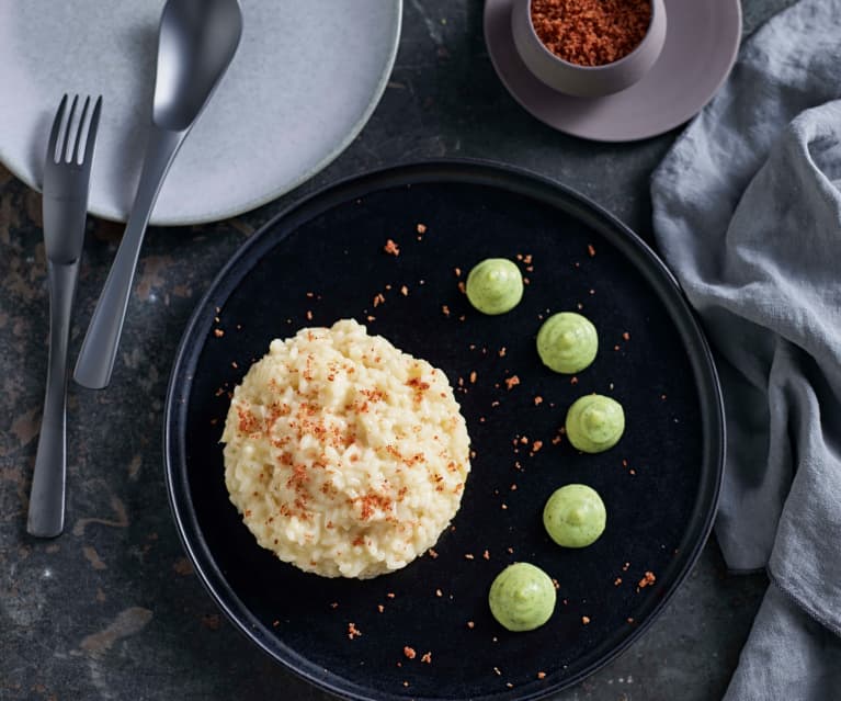 Risotto al azafrán con mousse de calabacita y crujiente de tocino