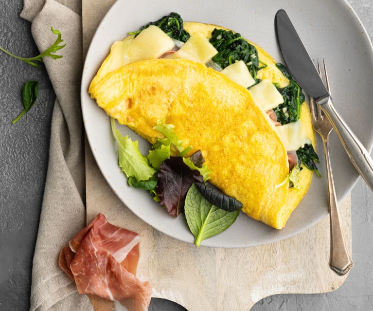 Tortilla esponjosa rellena de espinacas, jamón y queso para dos