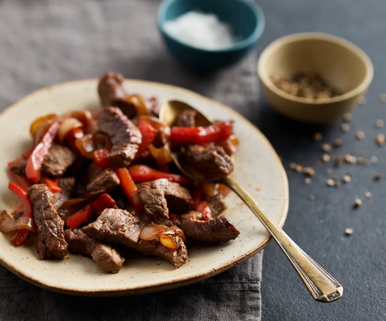 Rindfleischstreifen, Paprika und Zwiebeln anbraten