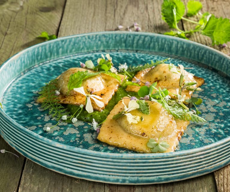 Raviolone ripieno di uovo con crema di parmigiano e asparagi