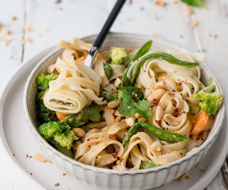 Tagliatelle alle verdure con salsa alle arachidi (vegan)