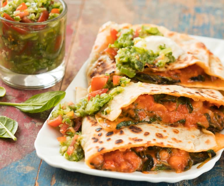 Quesadilla mit Gurken-Tomaten-Relish