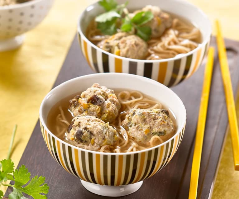 Soupe de nouilles aux boulettes de viande et légumes asiatiques