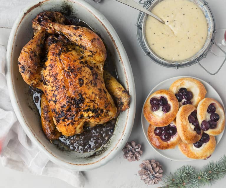 Poulet rôti farci, feuilleté aux myrtilles et purée truffée