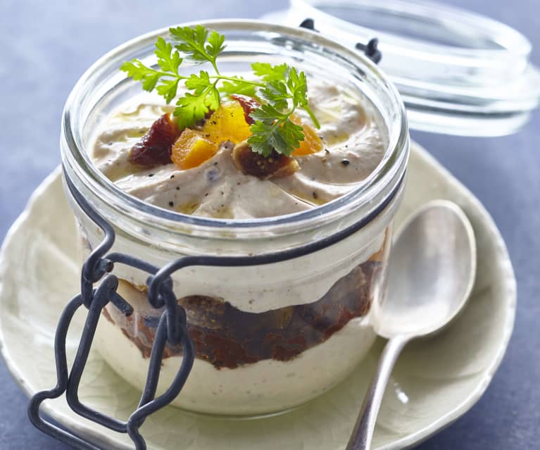 Verrine de chèvre, fruits secs et tomates séchées